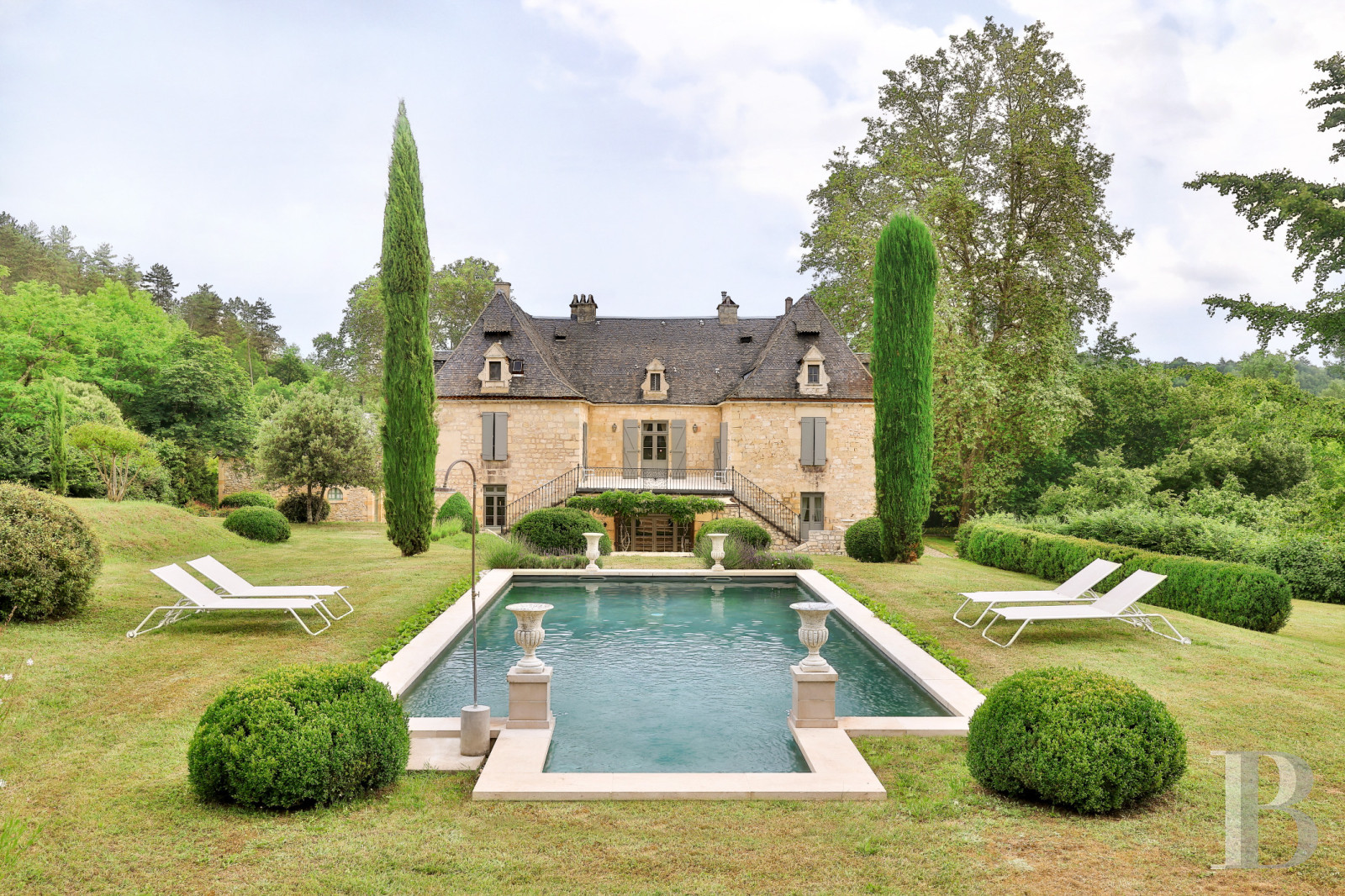 A Directoire style manor house and outbuildings dedicated to holidays south of Sarlat-la-Canéda, in the south of the Dordogne - photo  n°1